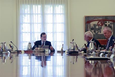 5/08/2016. El presidente en funciones preside la reunión del Consejo de Ministros. El presidente del Gobierno en funciones, Mariano Rajoy, p...